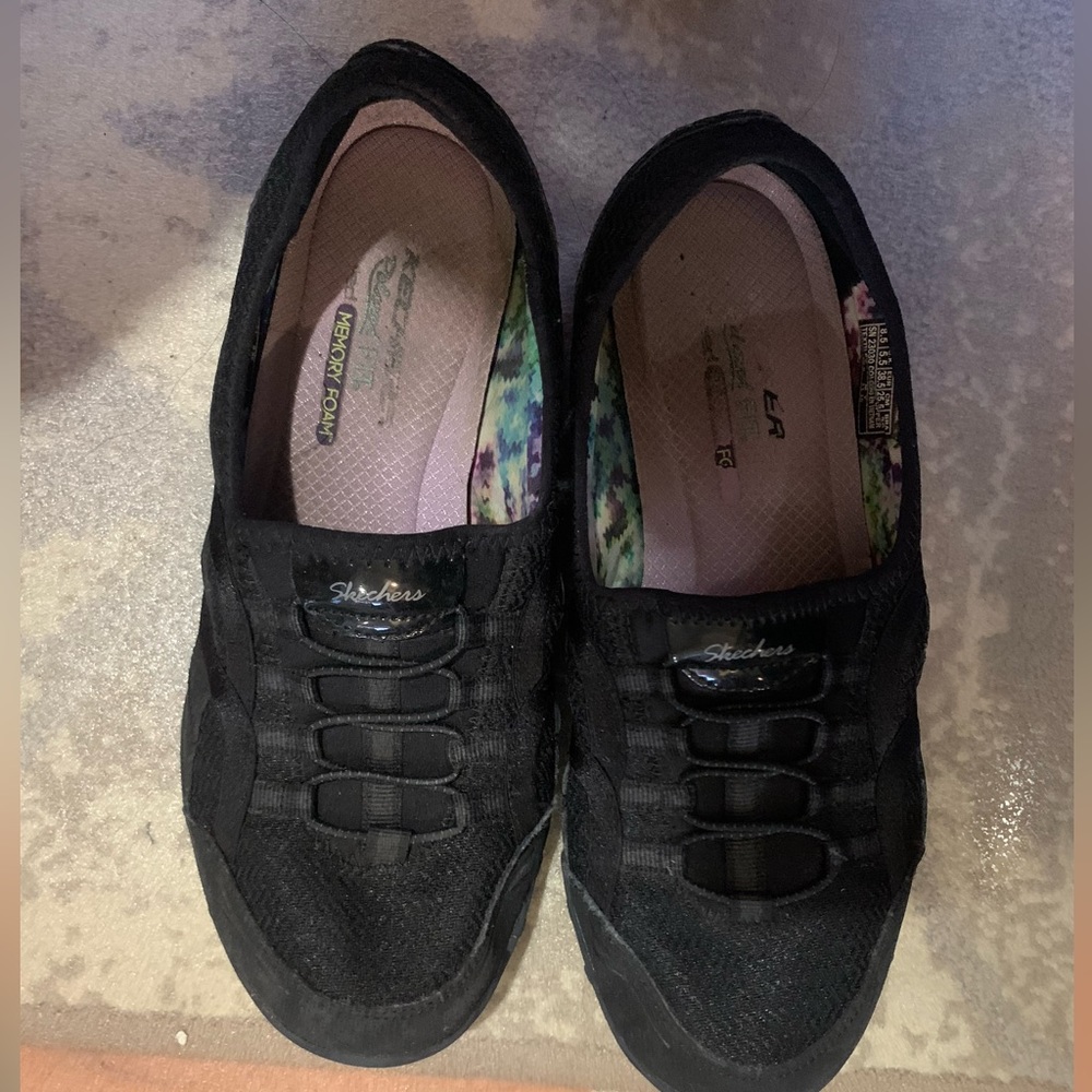 Sketcher black flats closed toe shoes size 8 - sneaker feel